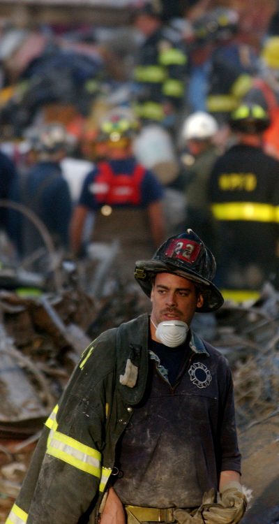映画「9.11 NY 同時多発テロ衝撃の真実」新人消防士を撮っていたカメラマンは、飛行機がビルに衝突するのを見ました。